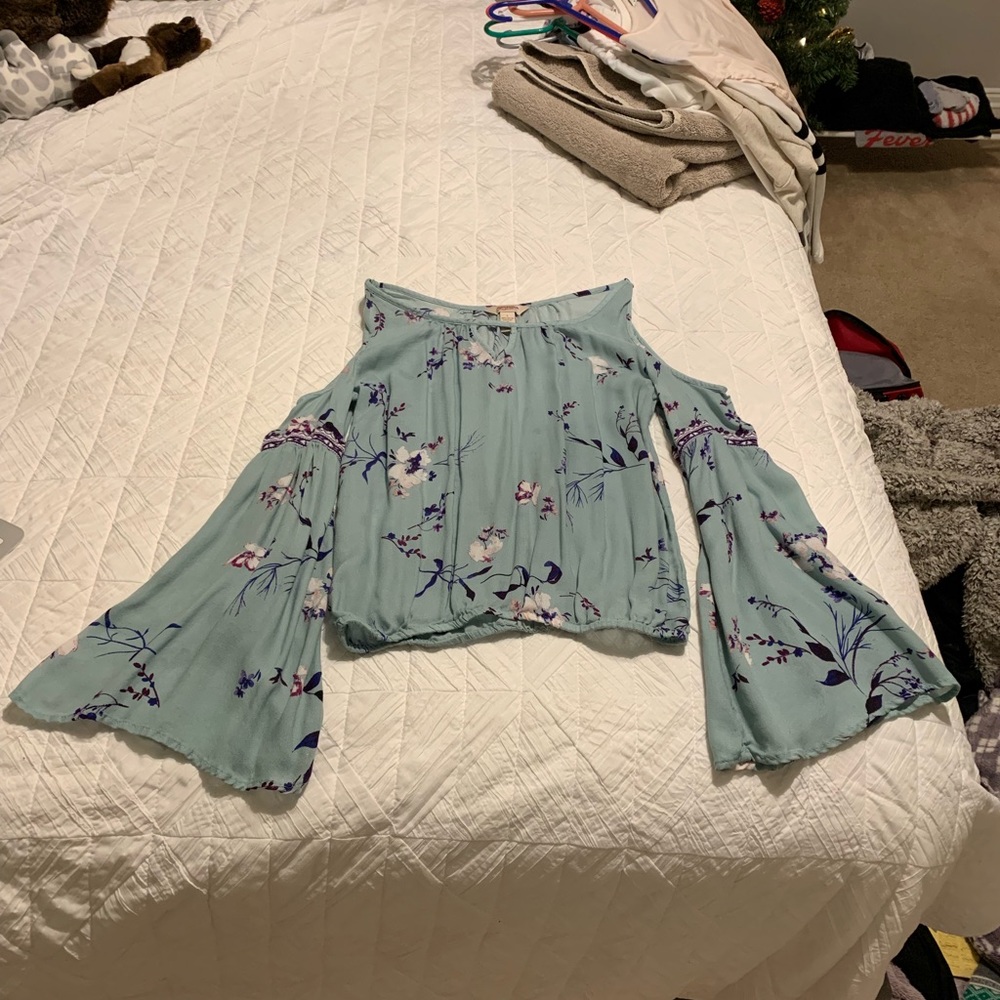 An Arizona jeans flowey long sleeve shirt
